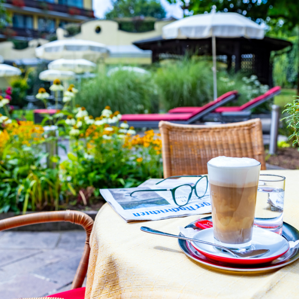 Koffiegenot in de tuin 1